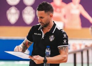 Gustavo Bravo analizando tácticas durante un partido de fútbol sala