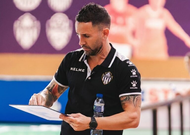 Gustavo Bravo analizando tácticas durante un partido de fútbol sala