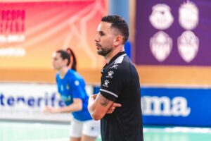 Gustavo Bravo, entrenador del Melilla Torreblanca, durante un partido.