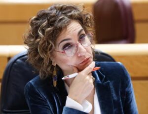 María Jesús Montero reflexionando en una reunión sobre ciberseguridad