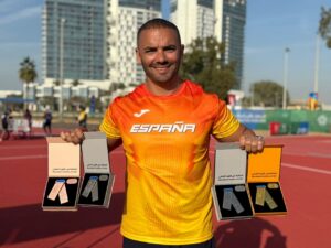 Hadriel Mehamed mostrando sus medallas tras ganar en Abu Dhabi 2026