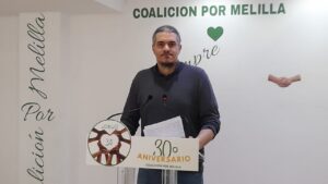 Hafid Mohamed hablando en una rueda de prensa sobre la tasa de basuras en Melilla