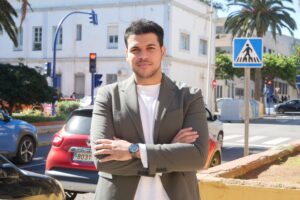 Hombre de pie con chaqueta en una calle de Melilla