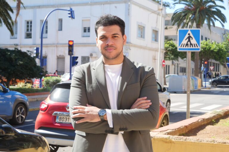 Hombre de pie con chaqueta en una calle de Melilla