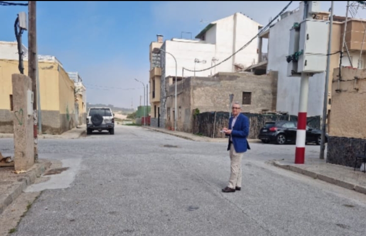 Hombre de pie en una calle desierta con edificios al fondo