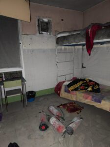 Hombre sonriente en traje azul en una calle de Melilla