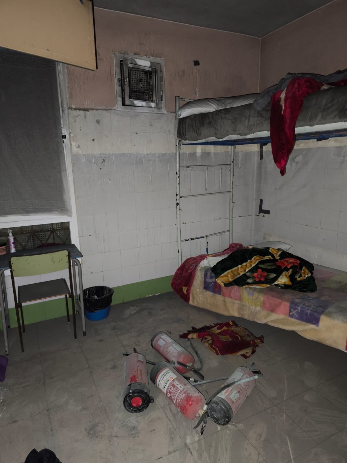 Hombre sonriente en traje azul en una calle de Melilla