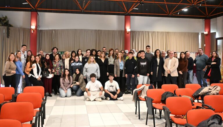 Hombre tomando una foto de una pared con diseño artístico