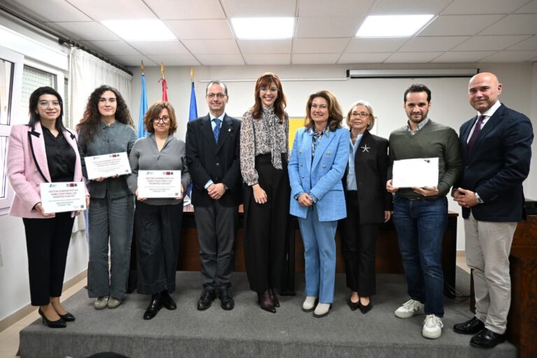 Hombre usando un teléfono móvil frente a un fondo artístico.