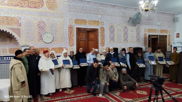Ceremonia de homenaje a imames en Melilla con asistentes y placas conmemorativas.