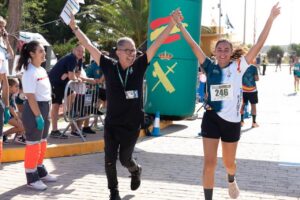 Homenaje a Óscar Giménez en el Pabellón Javier Imbroda con participantes celebrando.