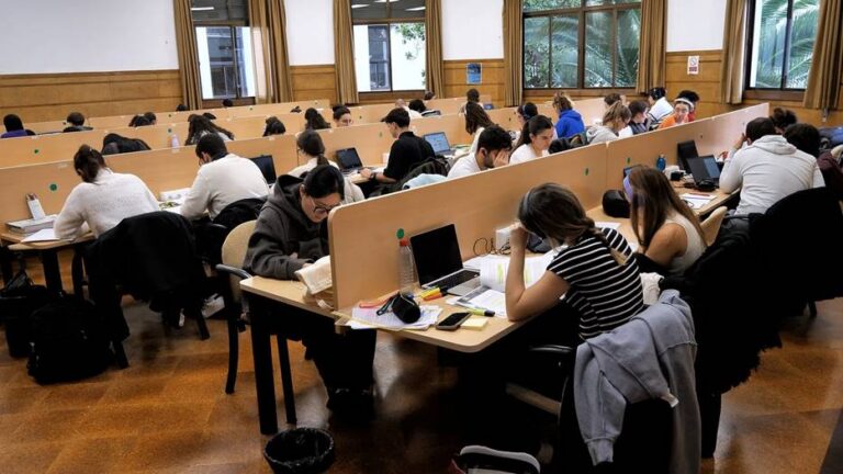 Estudiantes en la biblioteca de la UGR durante el periodo de exámenes