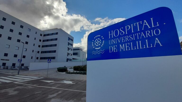 Exterior del Hospital Universitario de Melilla con cielo nublado