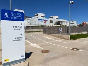 Entrada al Hospital Universitario de Melilla con señalización clara