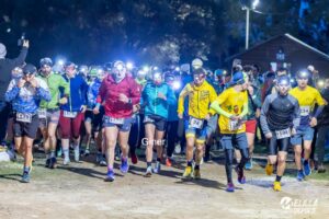 Corredores iniciando la III Backyard Ultra en Melilla con luces frontales