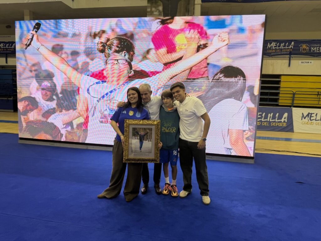 Familia de Óscar Giménez durante el homenaje en Melilla