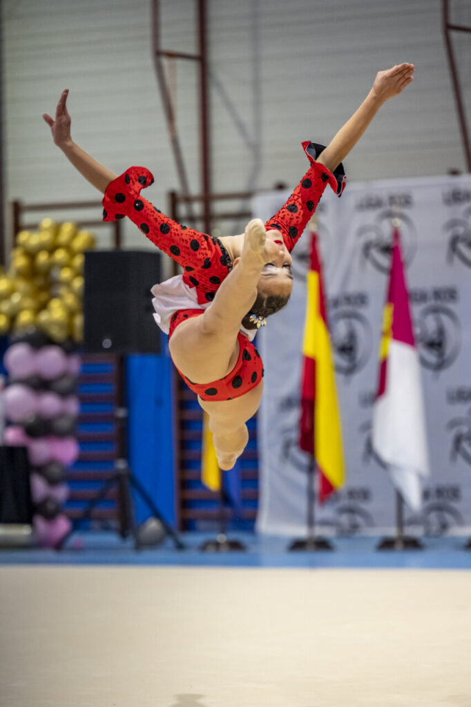 Gimnasta del Club Virka Melilla en acción durante el Trofeo Ros