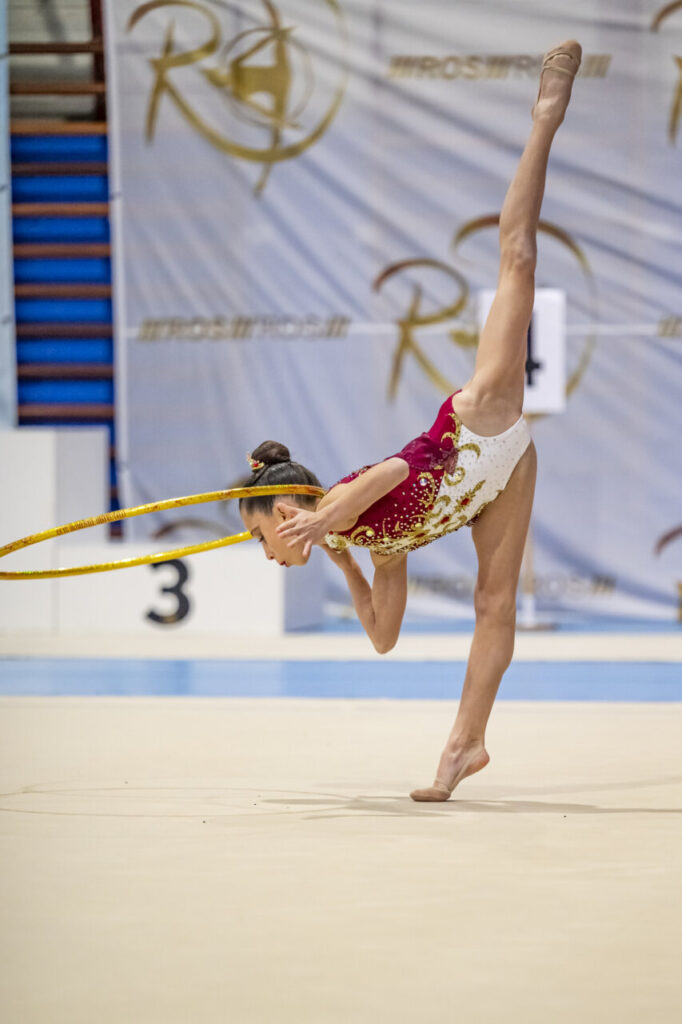 Gimnasta del Club Virka Melilla realizando un ejercicio con aro en el Trofeo Ros.