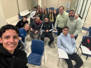 Grupo de personas en la inauguración de cursos de entrenadores de baloncesto