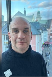 Isaac Fernández Atencia en un entorno urbano con edificios de fondo