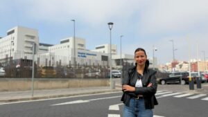 Isabel Moreno del PP apoyando la huelga de médicos frente al hospital