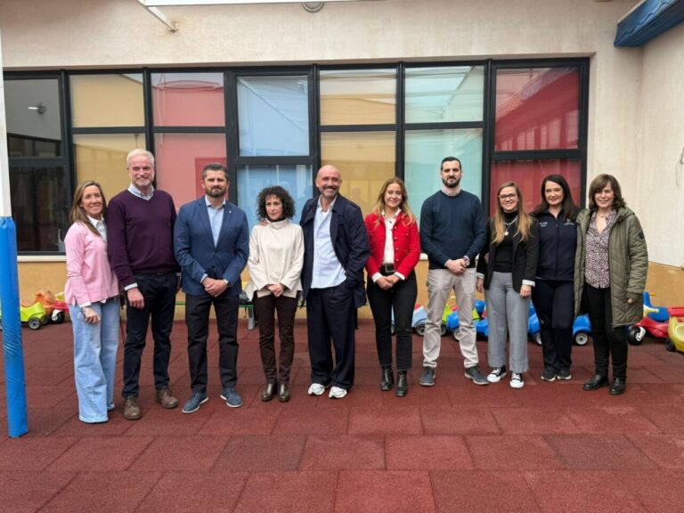 Jaime de los Santos y otros asistentes en la Escuela Infantil Infanta Leonor en Melilla