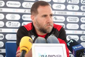 Javi Motos, entrenador de la U.D. Melilla, en rueda de prensa.