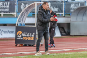 Entrenador Javi Motos en rueda de prensa antes del partido
