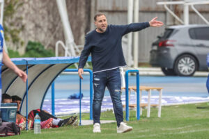 Entrenador Javi Motos dando instrucciones durante una rueda de prensa
