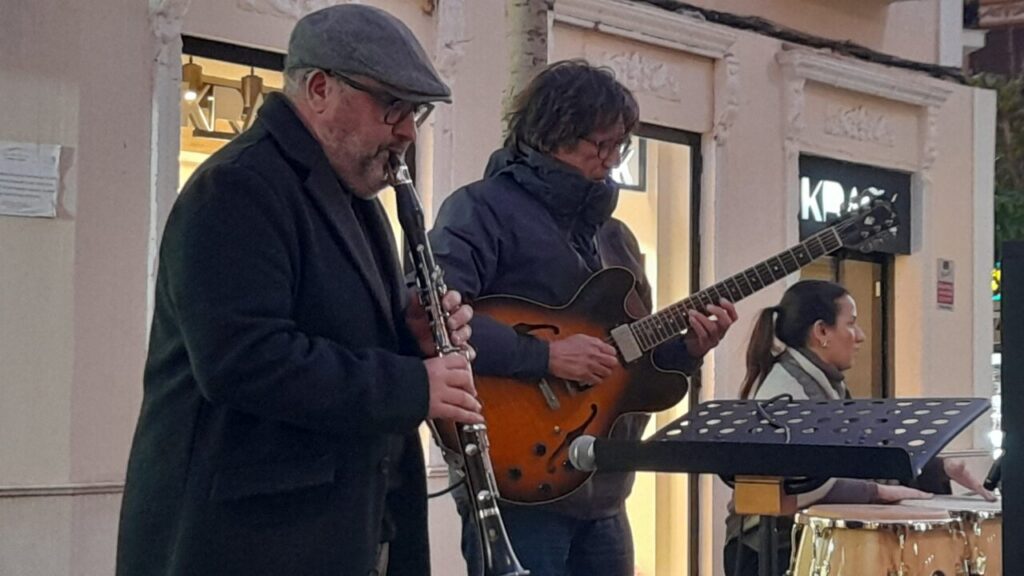 Músicos del cuarteto Higinio Reus tocando jazz en el centro