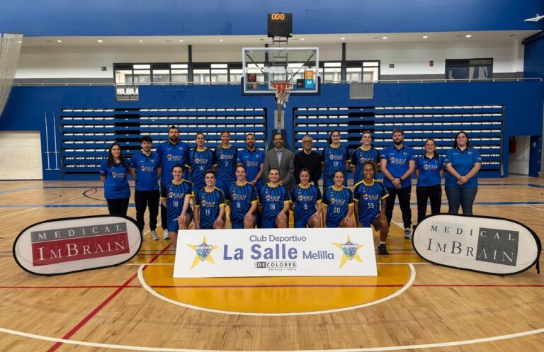Equipo del MCD La Salle posando con Jesús Romero Imbroda en el gimnasio