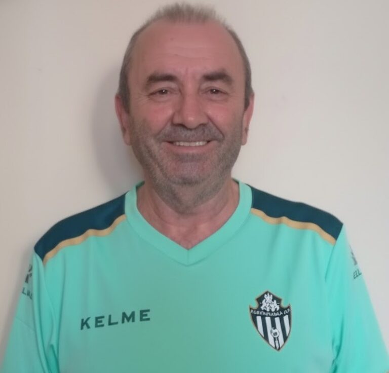 Entrenador Joaquín Huertas sonriendo con camiseta del equipo