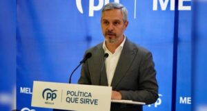 Juan Bravo del PP hablando en un evento en Melilla