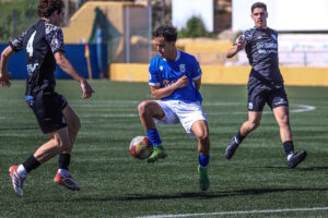Jugadores de fútbol juvenil en acción durante un partido
