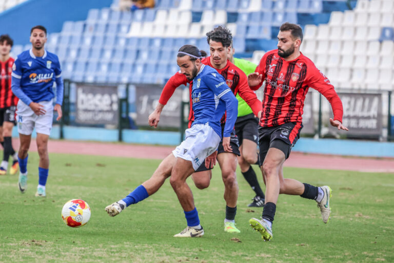 Jugadores de fútbol en un partido entre U.D. Melilla y C.D. Extremadura