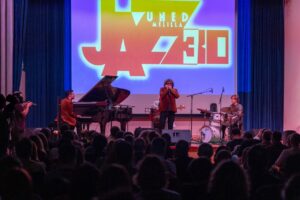 Concierto de Jazz Caló en la UNED con piano y percusión