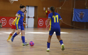 Jugadoras del equipo Sub-14 de Melilla compitiendo en un partido de fútbol sala