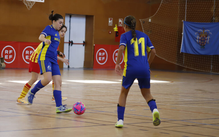 Jugadoras del equipo Sub-14 de Melilla compitiendo en un partido de fútbol sala
