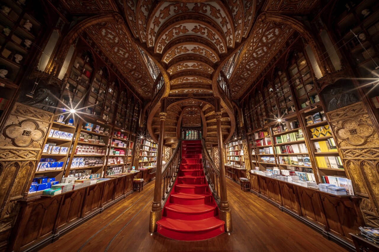 Interior de la Librería Lello en Oporto con escalera roja y estanterías de libros