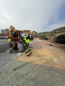 Operarios limpiando la calle Vía Láctea con maquinaria pesada