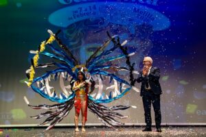 Ganadora del Carnaval de Melilla 2026 con disfraz colorido y trofeo