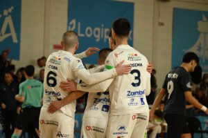 Jugadores del C.D. Melistar celebrando un gol en un partido de fútbol sala
