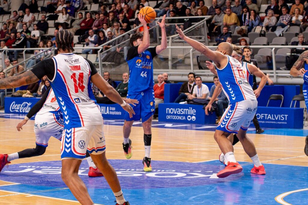 Jugadores de baloncesto en acción durante un partido entre Melilla y Alicante