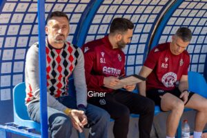 Manolo Herrero sentado en el banquillo durante un partido de fútbol