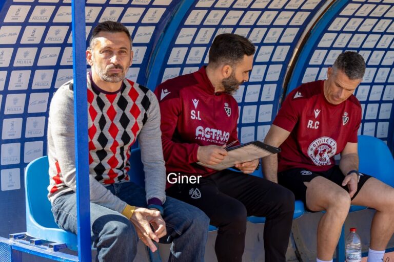 Manolo Herrero sentado en el banquillo durante un partido de fútbol