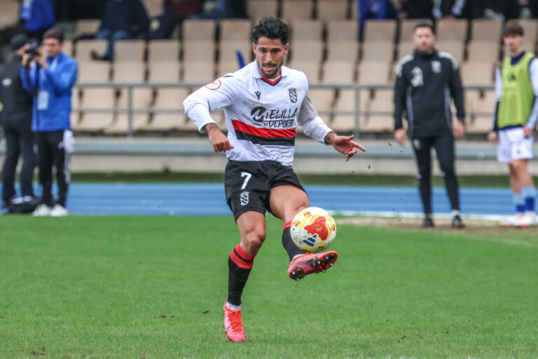 Manu Viana jugando al fútbol con la U.D. Melilla en el campo