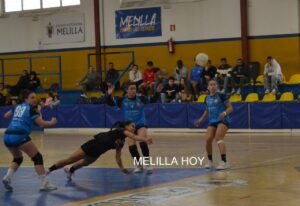 Jugadoras del Club Balonmano T-Maravilla Melilla en acción durante un partido