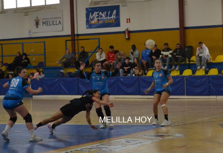 Jugadoras del Club Balonmano T-Maravilla Melilla en acción durante un partido