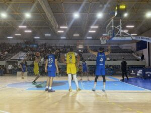 Jugadores de baloncesto en un partido entre MCD Enrique Soler y Algeciras
