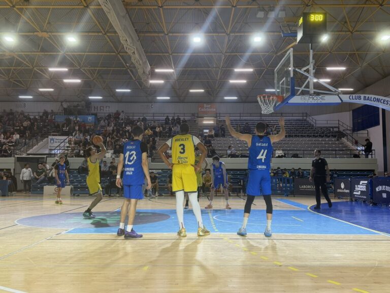 Jugadores de baloncesto en un partido entre MCD Enrique Soler y Algeciras